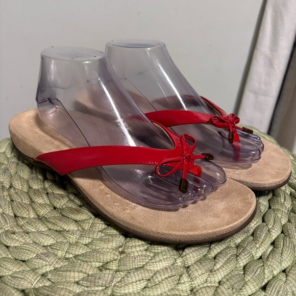 Vionic Bella Viva Magenta Red Patent Bow Thong Flip Flop Comfort Sandals - Picture 3 of 10